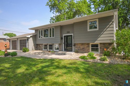 104 E 40th St, Sioux Falls, SD, 57105-5820 | Card Image