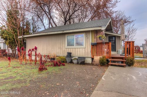 423 E Wine Country Rd, Grandview, WA, 98930-1054 | Card Image