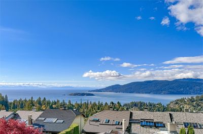 5446 Meadfeild Lane, Home with 3 bedrooms, 3 bathrooms and null parking in West Vancouver BC | Image 1