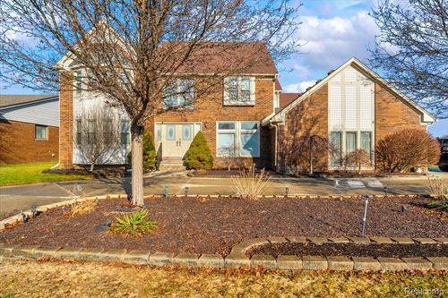 18676 Country Club Cir, Riverview, MI, 48193-8152 | Card Image