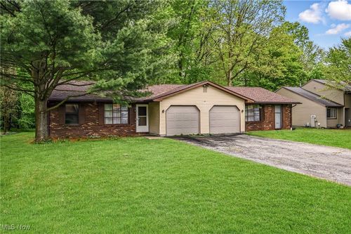 1352 Castillion Dr Ne, Warren, OH, 44484-1471 | Card Image