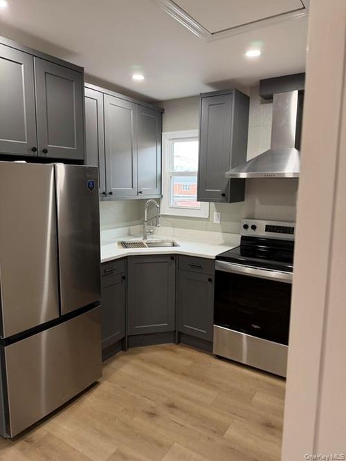 3 Railroad Ave, Babylon, NY, 11702-2203 | Card Image