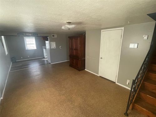 909 Court Ave, Clinton, OK, 73601-4412 | Card Image