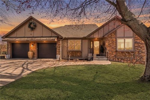 16152 150th St, Bonner Springs, KS, 66012-7215 | Card Image