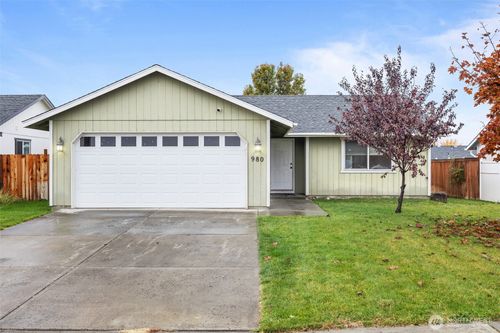 980 Capstone Ave, Othello, WA, 99344-1914 | Card Image