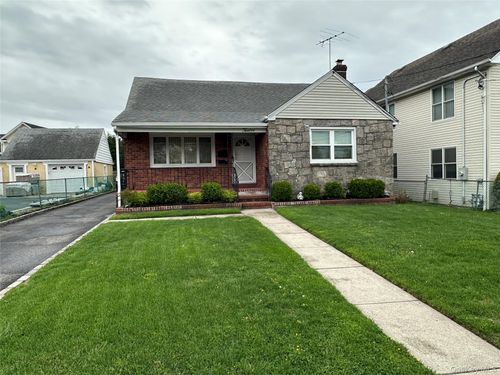 12 Smith St, Glen Cove, NY, 11542-3969 | Card Image