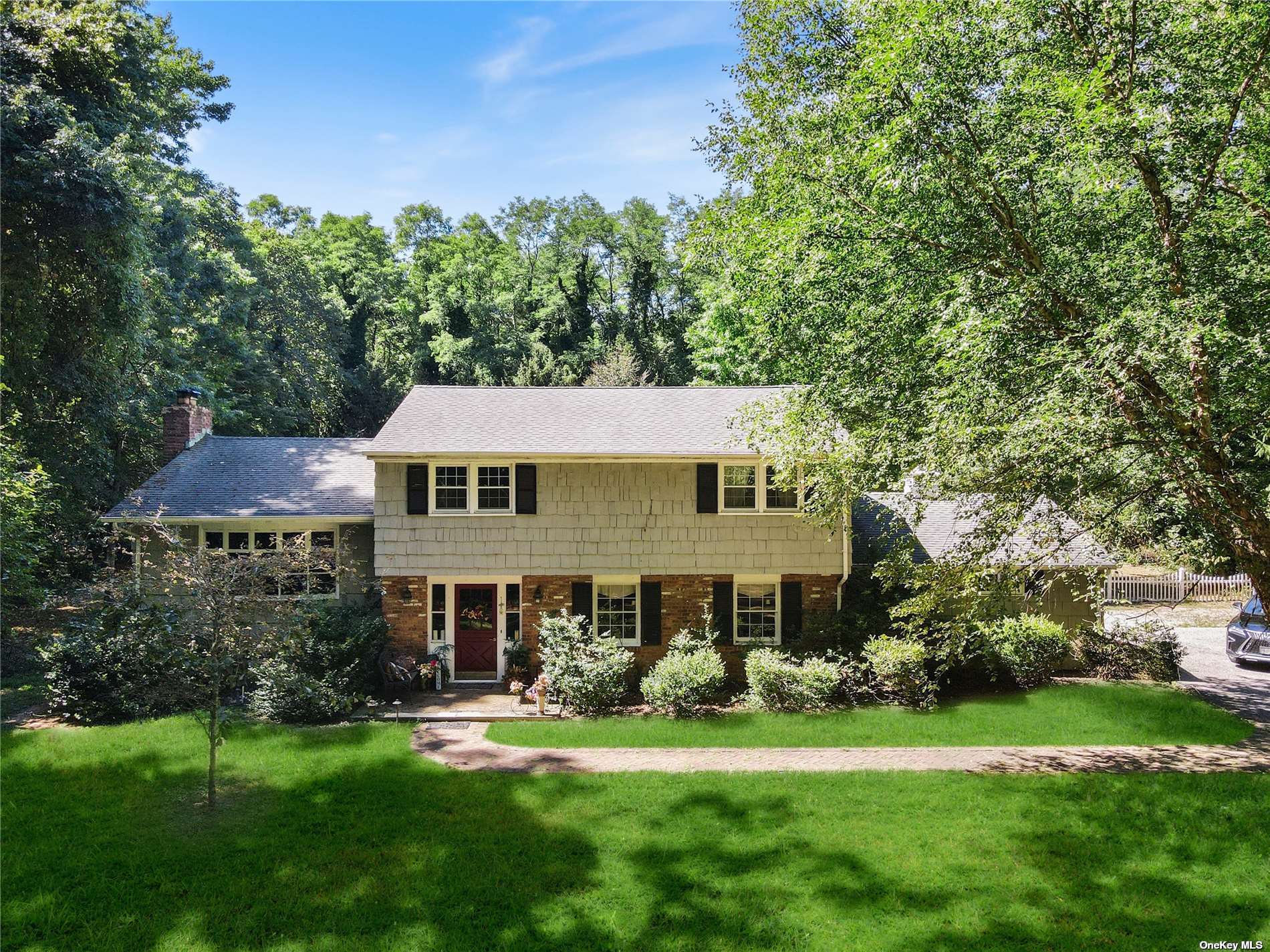 Marseille Dr, Locust Valley, NY 11560