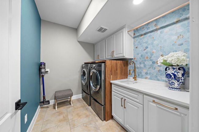 This laundry room does not make laundry sound so bad. | Image 34