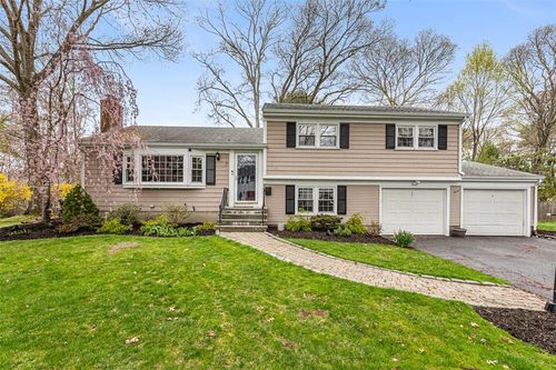 7 Meadowbrook Dr, Barrington, RI, 02806-3707 | Card Image