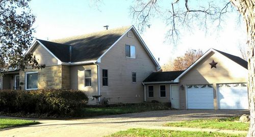 303 7th St, Grundy Center, IA, 50638-1422 | Card Image
