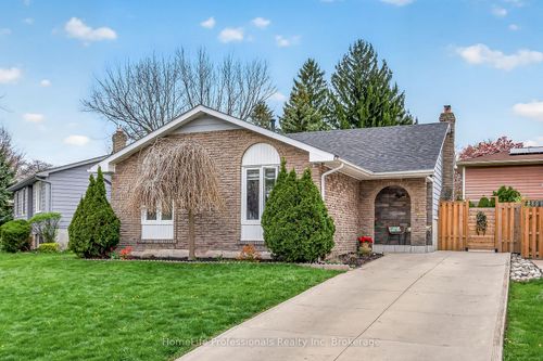 8 Forestgate Avenue, Hamilton, ON, L9C6A3 | Card Image