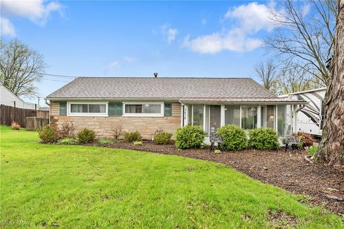 9878 Ridgewood Dr, Twinsburg, OH, 44087-1229 | Card Image