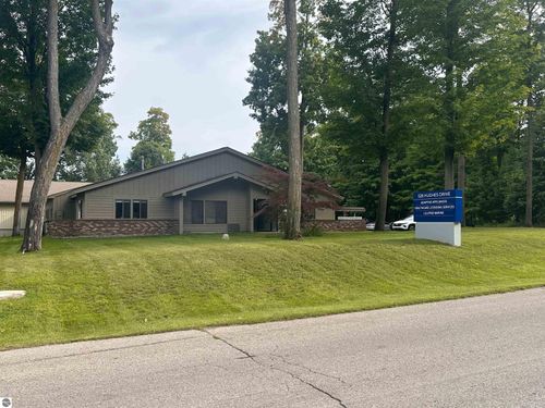 unit-b-528 Hughes Dr, Traverse City, MI, 49696-8290 | Card Image