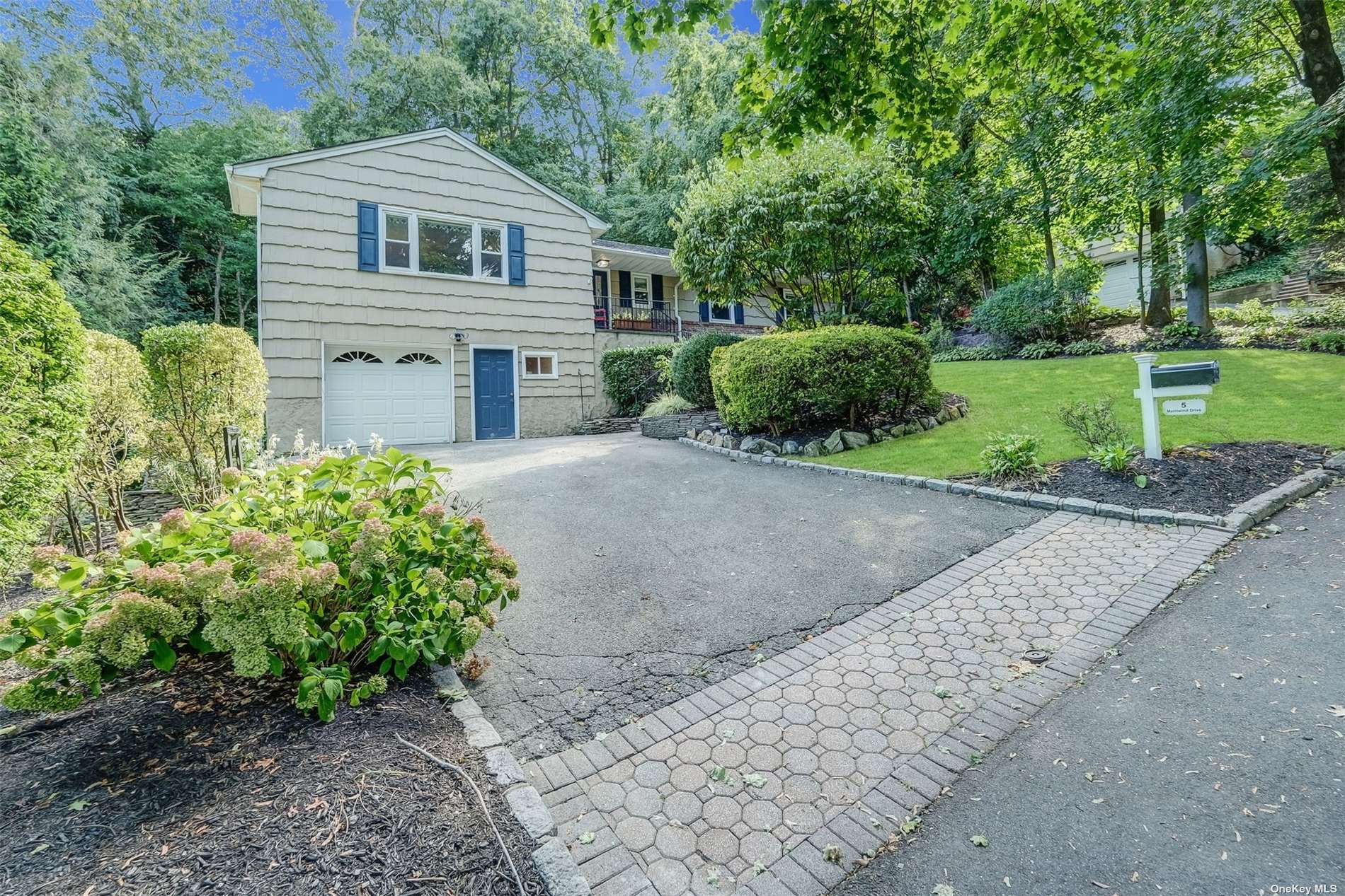 Merriwind Dr, Huntington Station, NY 11746