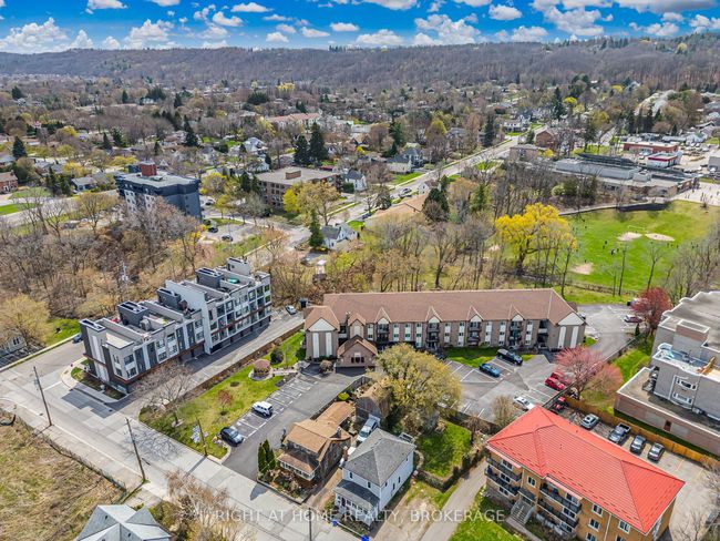 102 - 20 John St, Condo with 2 bedrooms, 1 bathrooms and 3 parking in Grimsby ON | Image 32