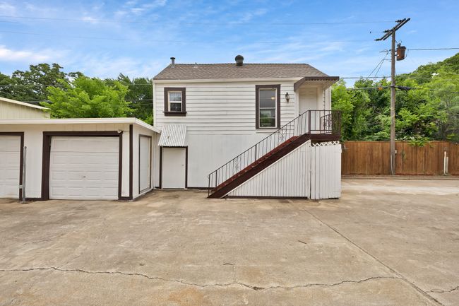 Side view of the 2 car garage and studio apartment with full bath and kitchen | Image 27