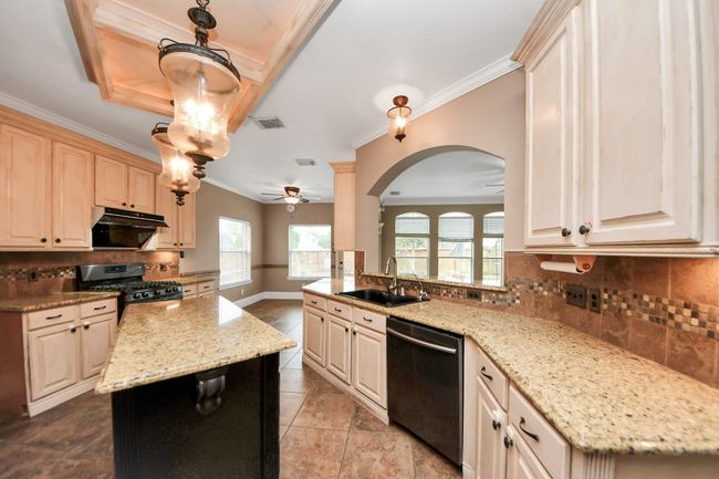 Fantastic kitchen with upgraded powerful range hood! | Image 9