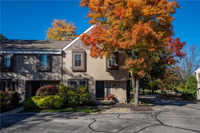 17534 Fairlawn Drive, Condo with 3 bedrooms, 2 bathrooms and null parking in Chagrin Falls OH | Image 1