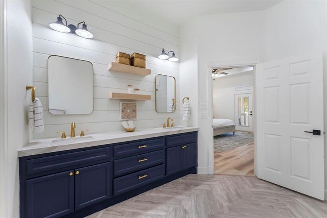 Double sinks with plenty of storage | Image 22