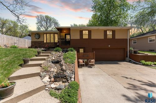 1904 S Garfield Ave, Sioux Falls, SD, 57105-2326 | Card Image