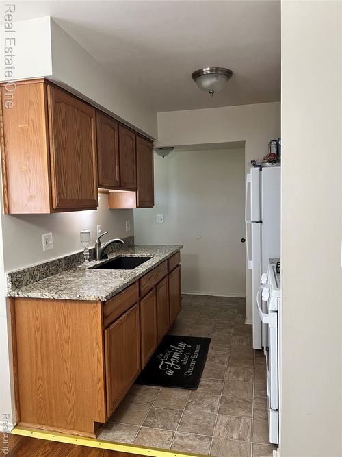 9788 Pine St, Taylor, MI, 48180-3406 | Card Image