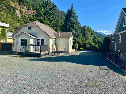 562 Lillooet Ave, Harrison Hot Springs, BC, V0M1K0 | Card Image