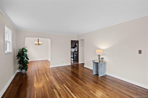 35 Lipton Ln, Williston Park, NY, 11596-1523 | Card Image