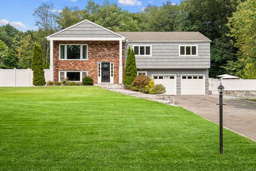 16 Camelot Dr, Trumbull, CT, 06611-2702 | Card Image