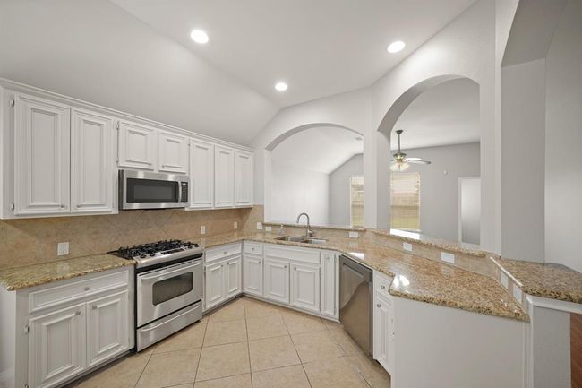 13003 Castlewind Ln, House other with 4 bedrooms, 2 bathrooms and 2 parking in Pearland TX | Image 9