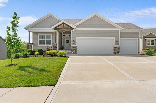202 Joshua Dr, Lee's Summit, MO, 64081 | Card Image