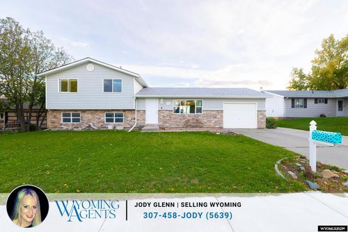 903 Leal St, Douglas, WY, 82633-2331 | Card Image