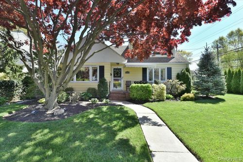 2115 Jefferson St, Merrick, NY, 11566-3313 | Card Image