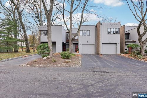 13e-161 Pond Dr, Twp Washingtn, NJ, 07676-5132 | Card Image