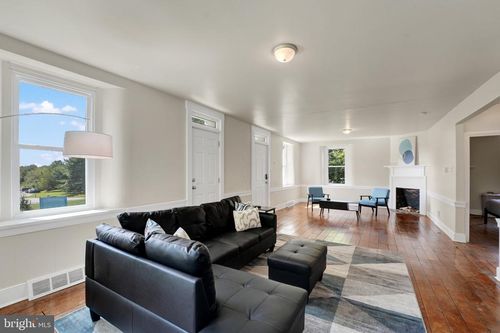 211 Gale Ln, KENNETT SQUARE, PA, 19348-1735 | Card Image