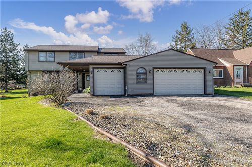 490 Mapleview Dr, Seven Hills, OH, 44131-3814 | Card Image