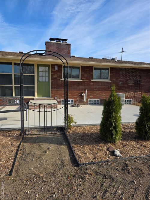 19051 Merriman Rd, Livonia, MI, 48152-3373 | Card Image