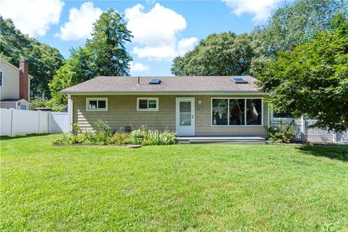 15 Mollusk Dr, Saunderstown, RI, 02874-2713 | Card Image
