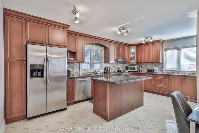 1075 Glengrove Ave, House other with 4 bedrooms, 3 bathrooms and 4 parking in North York ON | Image 11