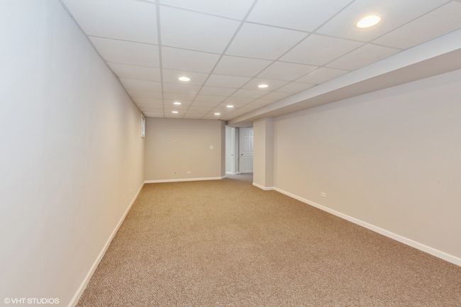 Recreation area in the basement | Image 14