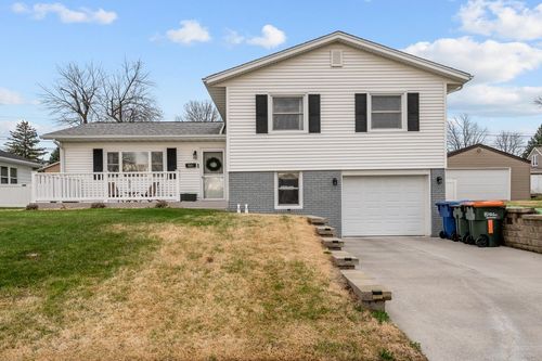 2225 Hillandale Rd, Davenport, IA, 52804-2633 | Card Image
