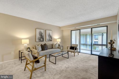 10208 Bushman Dr, OAKTON, VA, 22124-2815 | Card Image