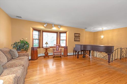 537 Bay 5th St, West Islip, NY, 11795-4839 | Card Image