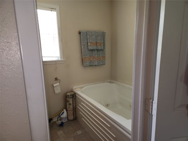 Bathroom with a tub with jets | Image 10