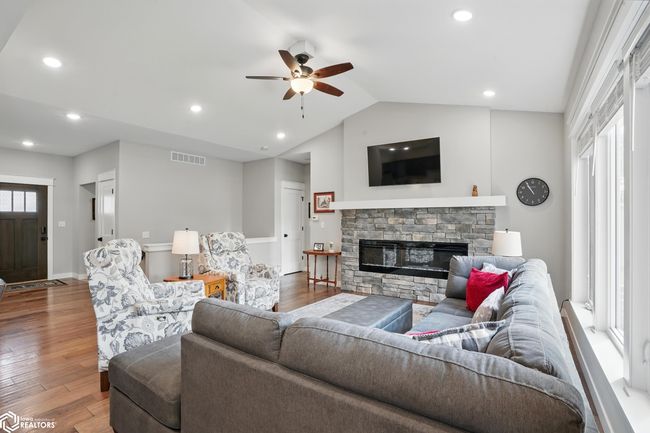 1015 E Adams St, Home with 2 bedrooms, 2 bathrooms and null parking in Washington IA | Image 4