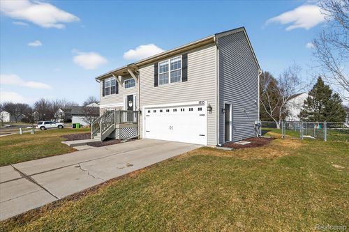 1035 Parkview St, Fenton, MI, 48430-4148 | Card Image