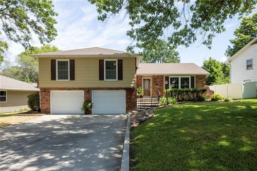 315 Goodrich Dr, Warrensburg, MO, 64093-2218 | Card Image