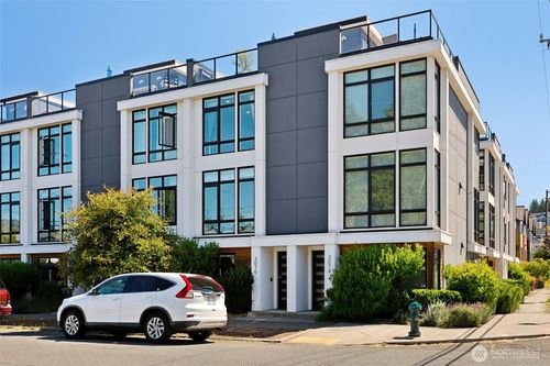 3070 61st Ave Sw, Seattle, WA, 98116-2811 | Card Image