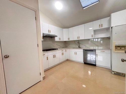 61 Parsons Blvd, Fresh Meadows, NY, 11365-1833 | Card Image