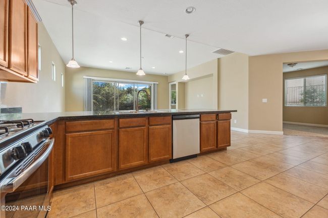 Tons of counter space | Image 29
