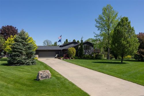 3840 Holly Dr Sw, Cedar Rapids, IA, 52404-7333 | Card Image